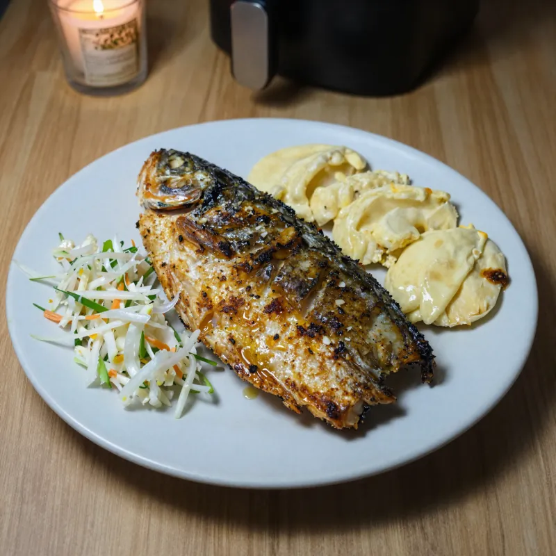 Hrskava riba u fritezi na vrući vazduh sa coleslaw salatom
